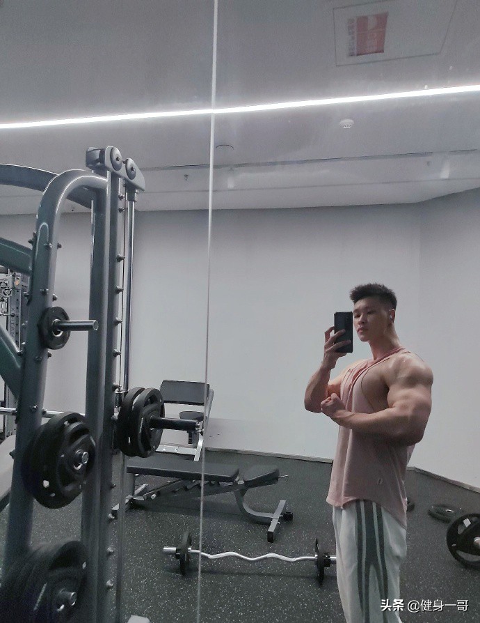 终于扒出这枚厚嘴唇大鼻子模特,满身肌肉,荷尔蒙爆棚