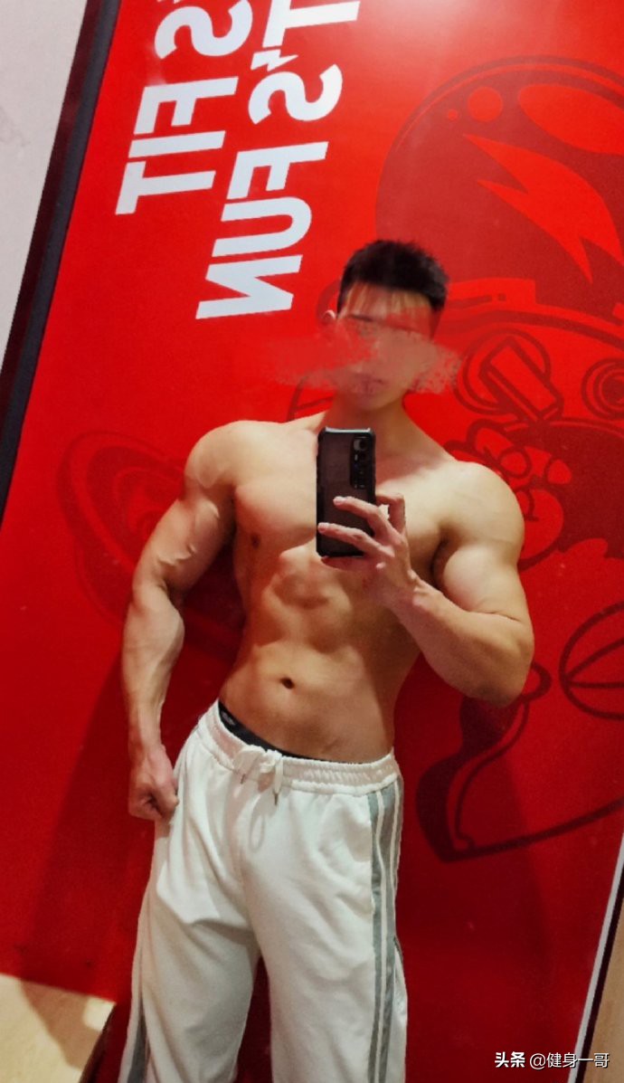 终于扒出这枚厚嘴唇大鼻子模特,满身肌肉,荷尔蒙爆棚