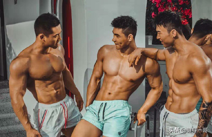 终于扒出这枚厚嘴唇大鼻子模特,满身肌肉,荷尔蒙爆棚