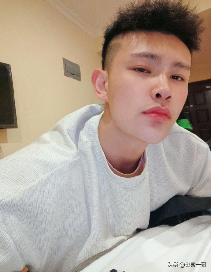 终于扒出这枚厚嘴唇大鼻子模特,满身肌肉,荷尔蒙爆棚