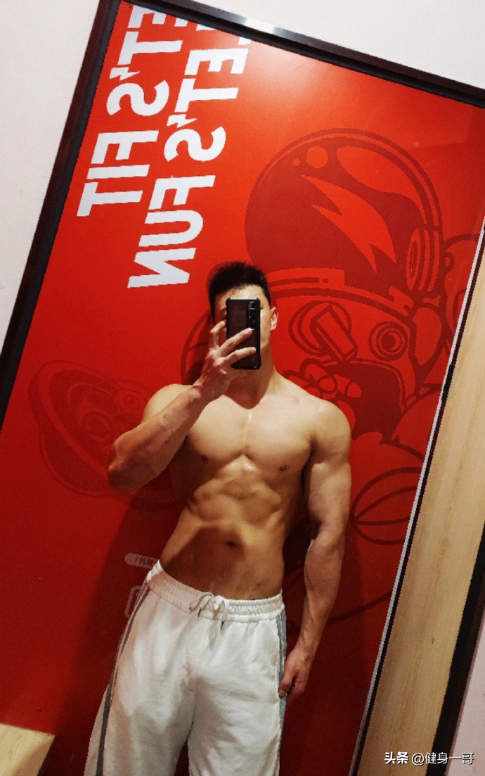 终于扒出这枚厚嘴唇大鼻子模特,满身肌肉,荷尔蒙爆棚