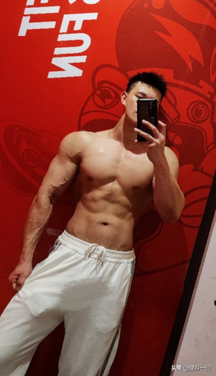 终于扒出这枚厚嘴唇大鼻子模特,满身肌肉,荷尔蒙爆棚