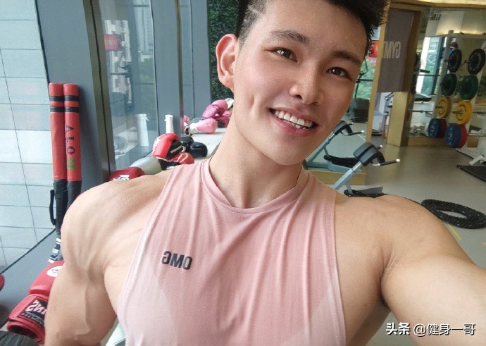 终于扒出这枚厚嘴唇大鼻子模特,满身肌肉,荷尔蒙爆棚