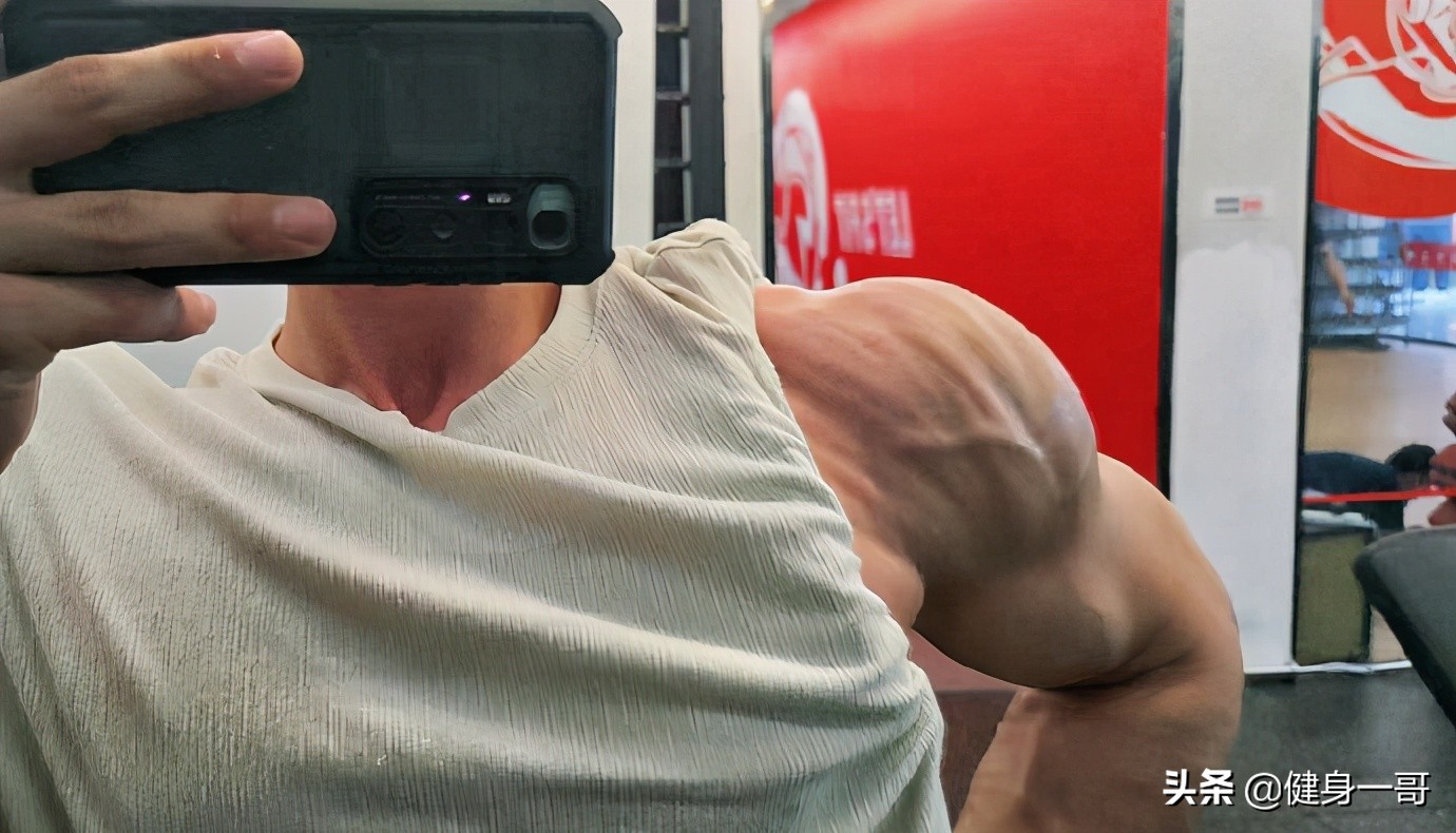 终于扒出这枚厚嘴唇大鼻子模特,满身肌肉,荷尔蒙爆棚