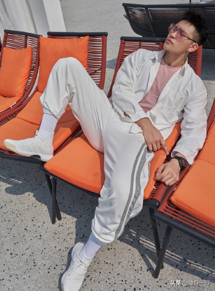 终于扒出这枚厚嘴唇大鼻子模特,满身肌肉,荷尔蒙爆棚