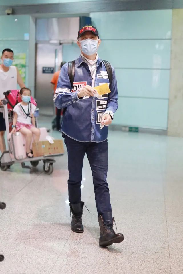 60岁徐锦江打造硬汉风,牛仔衬衫+皮靴够时髦,没想到这么会穿