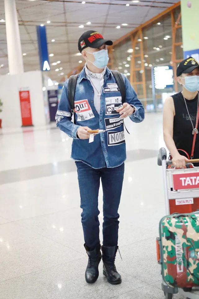 60岁徐锦江打造硬汉风,牛仔衬衫+皮靴够时髦,没想到这么会穿