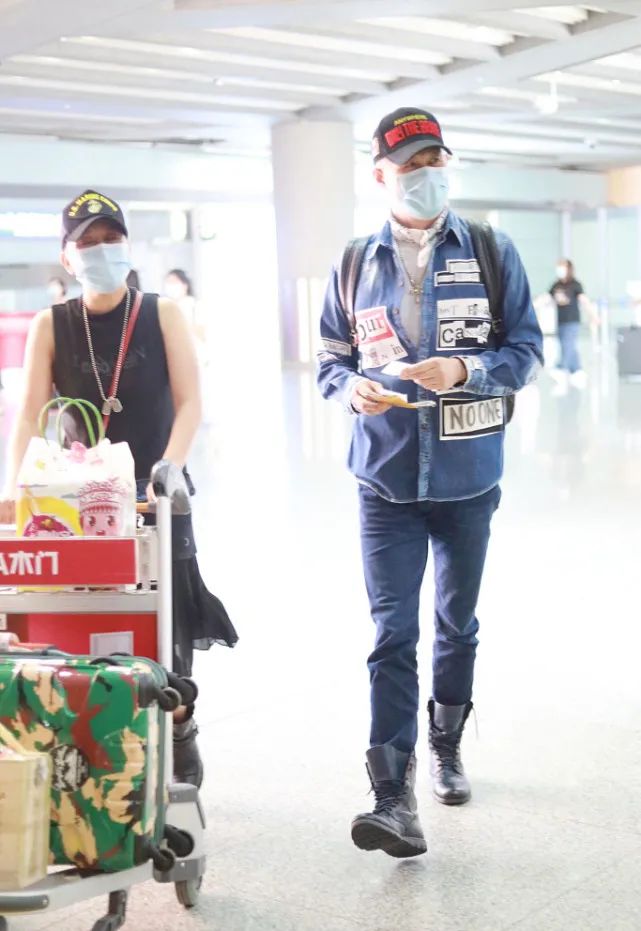 60岁徐锦江打造硬汉风,牛仔衬衫+皮靴够时髦,没想到这么会穿