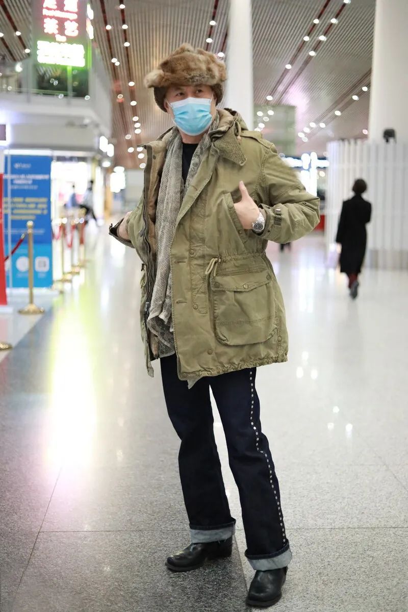 60岁徐锦江打造硬汉风,牛仔衬衫+皮靴够时髦,没想到这么会穿