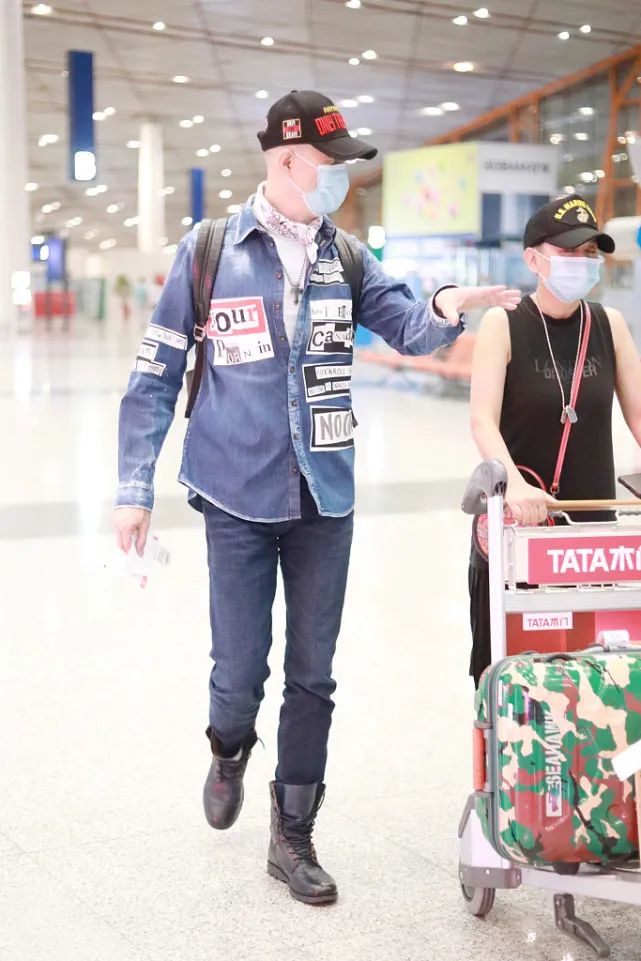 60岁徐锦江打造硬汉风,牛仔衬衫+皮靴够时髦,没想到这么会穿