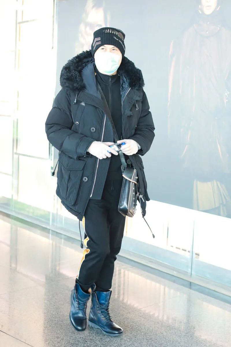 60岁徐锦江打造硬汉风,牛仔衬衫+皮靴够时髦,没想到这么会穿