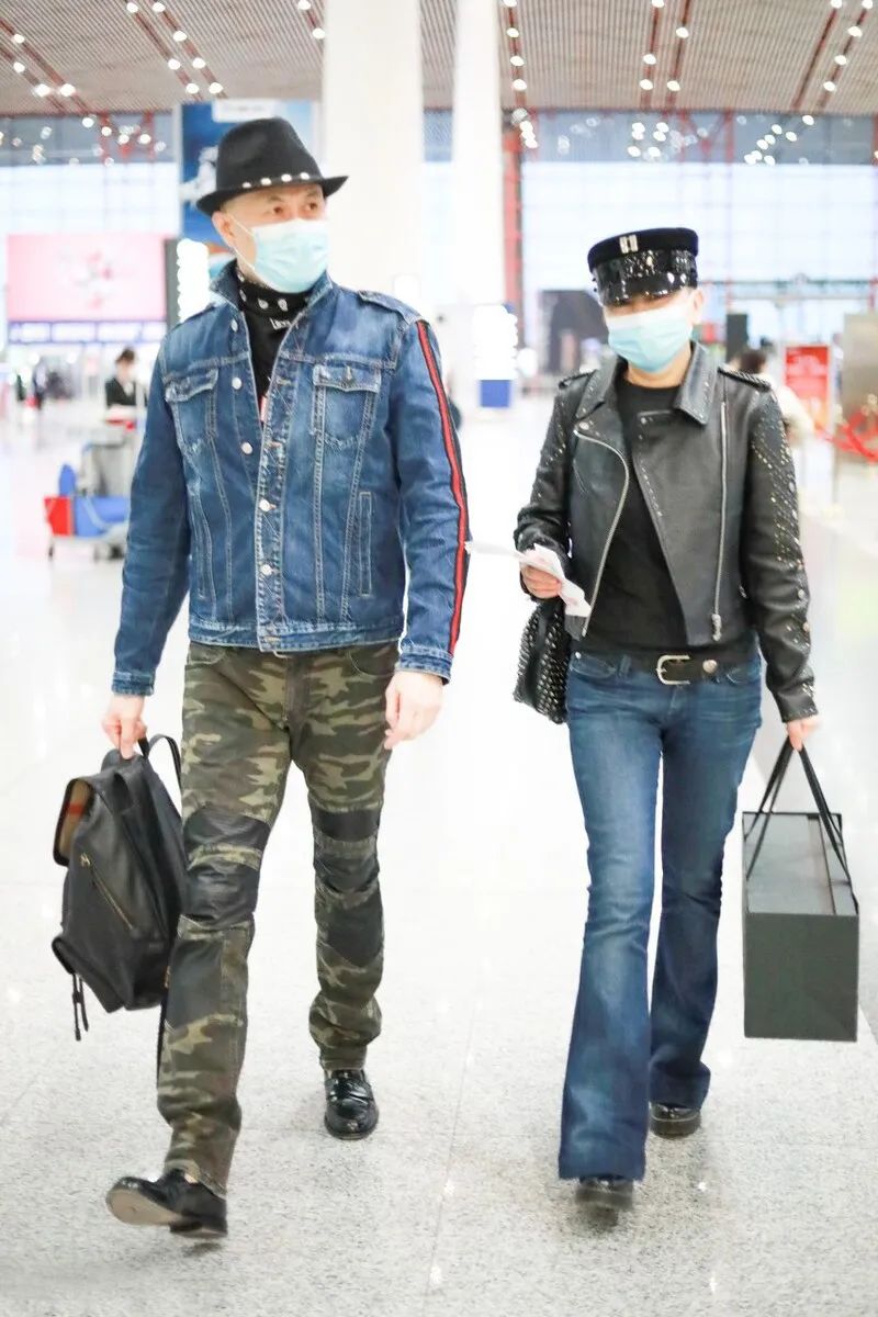 60岁徐锦江打造硬汉风,牛仔衬衫+皮靴够时髦,没想到这么会穿