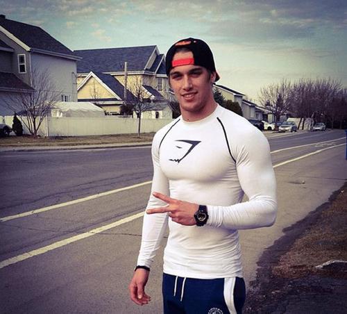 男性穿紧身衣怎么说呢?能穿紧身衣的男性,首先能满足这4个条件