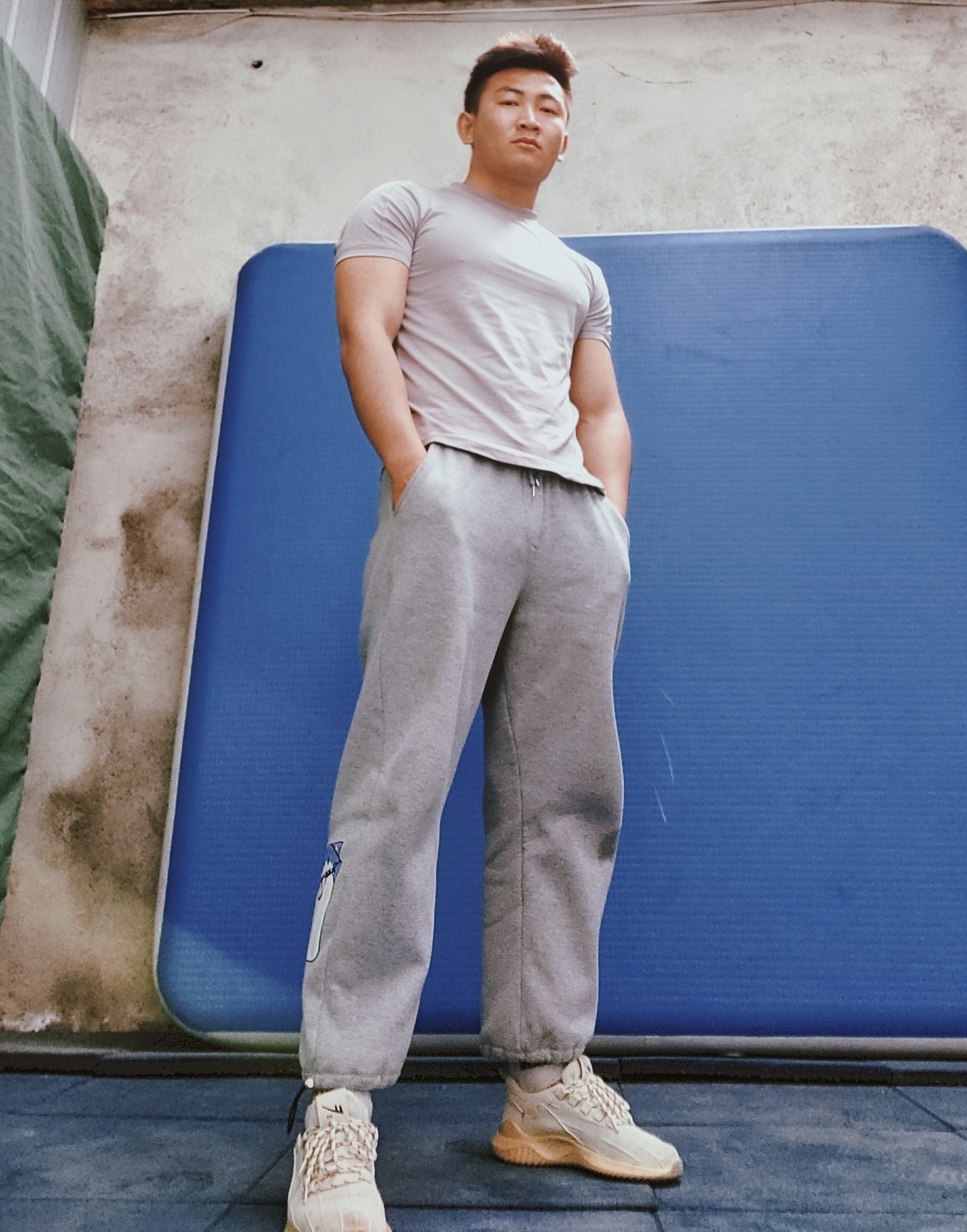 男性穿紧身衣怎么说呢?能穿紧身衣的男性,首先能满足这4个条件